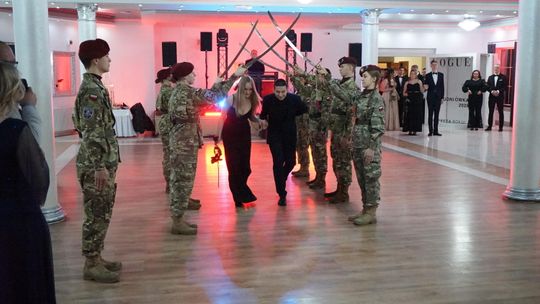 Młodzież i nauczyciele podczas studniówki