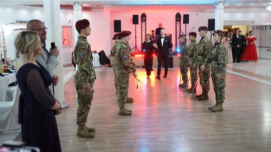 Młodzież i nauczyciele podczas studniówki