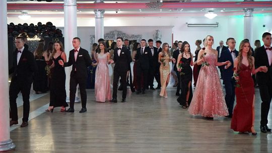 Młodzież i nauczyciele podczas studniówki