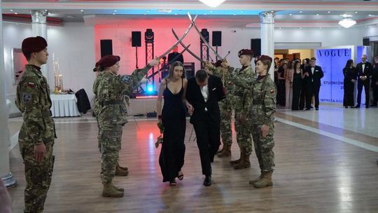 Młodzież i nauczyciele podczas studniówki