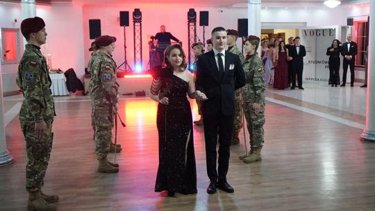 Młodzież i nauczyciele podczas studniówki