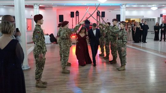 Młodzież i nauczyciele podczas studniówki