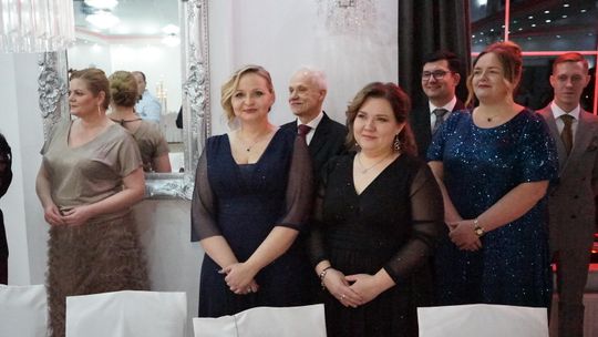 Młodzież i nauczyciele podczas studniówki