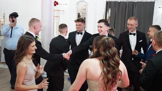 Młodzież i nauczyciele podczas studniówki