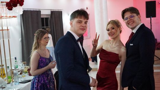 Młodzież i nauczyciele podczas studniówki