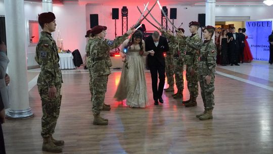 Młodzież i nauczyciele podczas studniówki