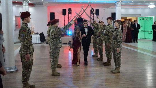 Młodzież i nauczyciele podczas studniówki