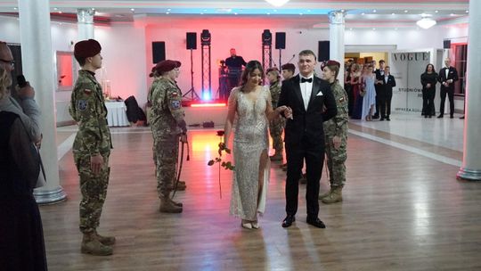 Młodzież i nauczyciele podczas studniówki