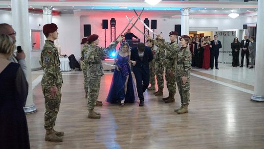 Młodzież i nauczyciele podczas studniówki