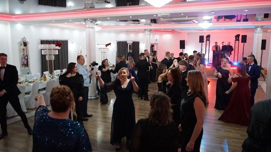 Młodzież i nauczyciele podczas studniówki