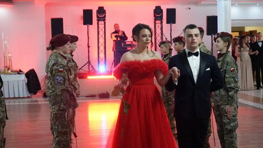 Młodzież i nauczyciele podczas studniówki