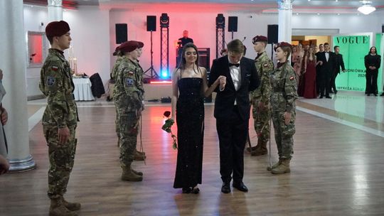 Młodzież i nauczyciele podczas studniówki