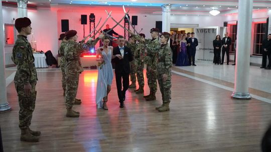 Młodzież i nauczyciele podczas studniówki