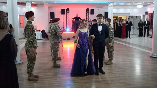 Młodzież i nauczyciele podczas studniówki