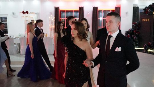 Młodzież i nauczyciele podczas studniówki