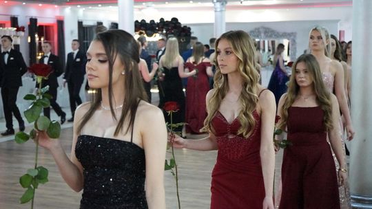 Młodzież i nauczyciele podczas studniówki