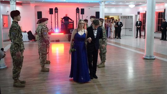 Młodzież i nauczyciele podczas studniówki