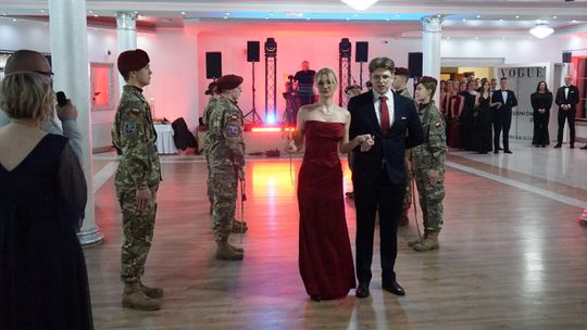 Młodzież i nauczyciele podczas studniówki