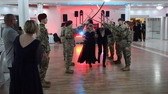 Młodzież i nauczyciele podczas studniówki