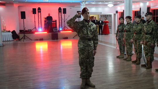 Młodzież i nauczyciele podczas studniówki