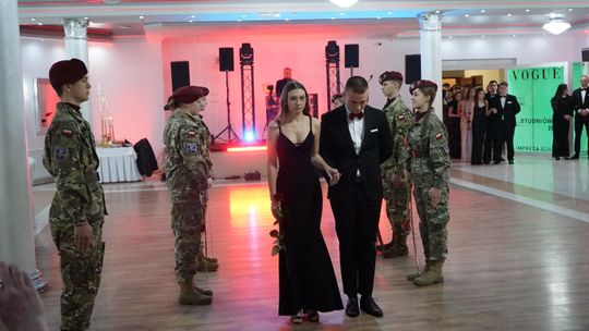 Młodzież i nauczyciele podczas studniówki