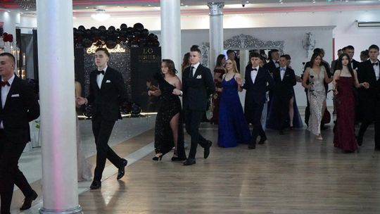 Młodzież i nauczyciele podczas studniówki