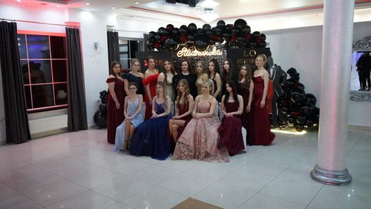 Młodzież i nauczyciele podczas studniówki