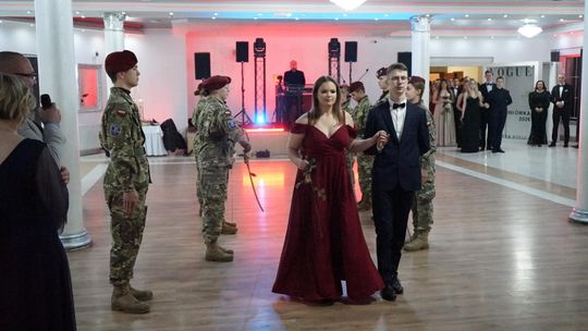 Młodzież i nauczyciele podczas studniówki