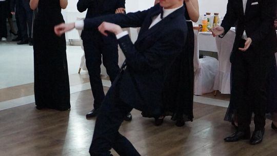 Młodzież i nauczyciele podczas studniówki