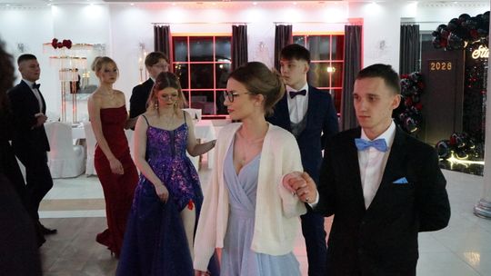 Młodzież i nauczyciele podczas studniówki