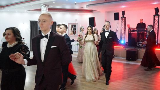 Młodzież i nauczyciele podczas studniówki