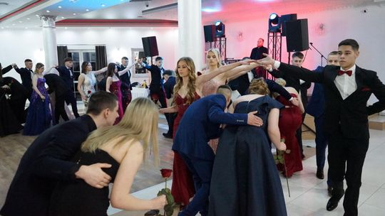 Młodzież i nauczyciele podczas studniówki