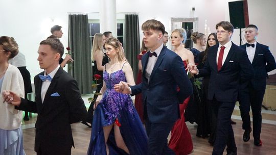 Młodzież i nauczyciele podczas studniówki