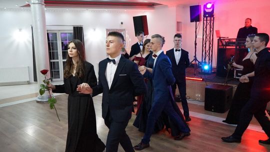 Młodzież i nauczyciele podczas studniówki