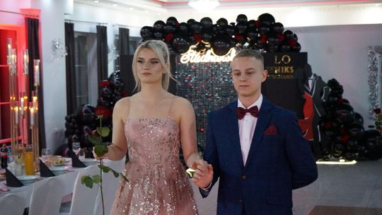 Młodzież i nauczyciele podczas studniówki