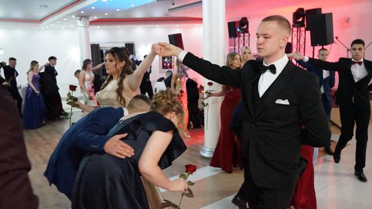 Młodzież i nauczyciele podczas studniówki