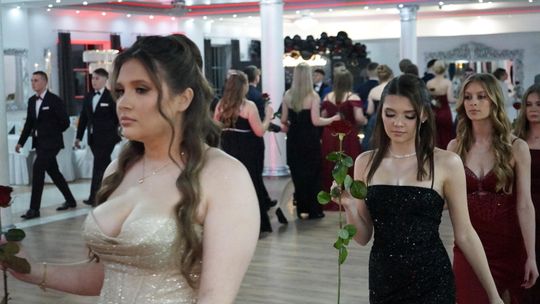 Młodzież i nauczyciele podczas studniówki