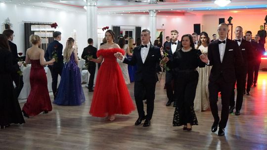 Młodzież i nauczyciele podczas studniówki