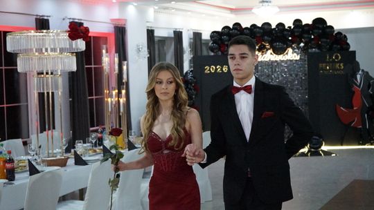 Młodzież i nauczyciele podczas studniówki