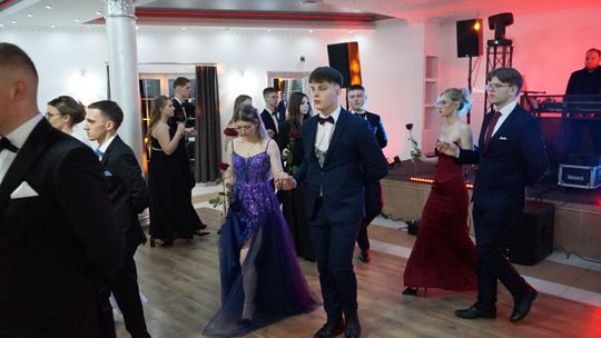 Młodzież i nauczyciele podczas studniówki