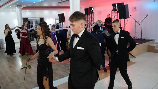 Młodzież i nauczyciele podczas studniówki