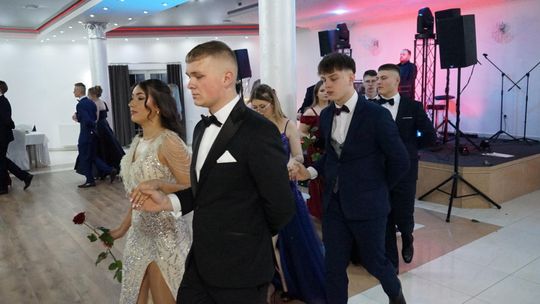 Młodzież i nauczyciele podczas studniówki