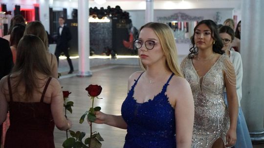 Młodzież i nauczyciele podczas studniówki