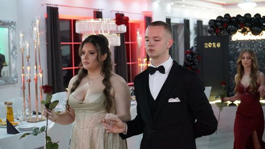 Młodzież i nauczyciele podczas studniówki