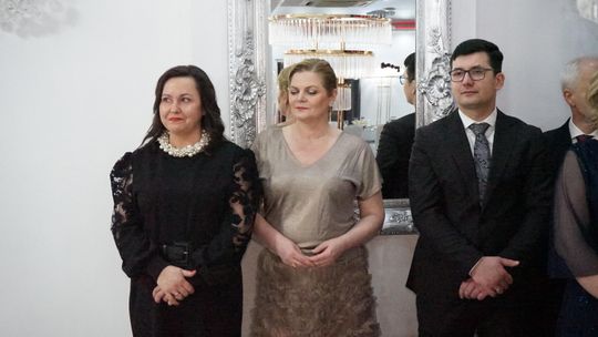 Młodzież i nauczyciele podczas studniówki