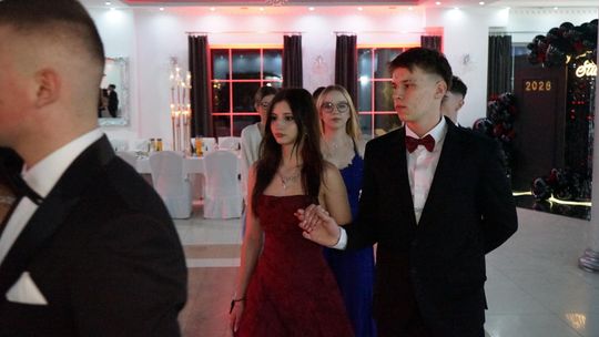 Młodzież i nauczyciele podczas studniówki