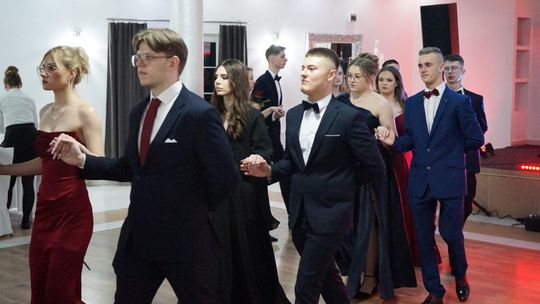 Młodzież i nauczyciele podczas studniówki