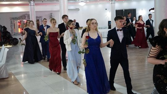 Młodzież i nauczyciele podczas studniówki