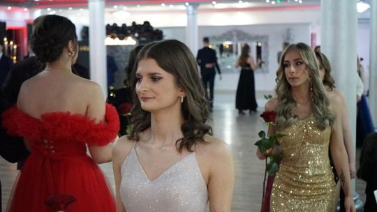 Młodzież i nauczyciele podczas studniówki