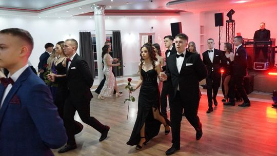 Młodzież i nauczyciele podczas studniówki